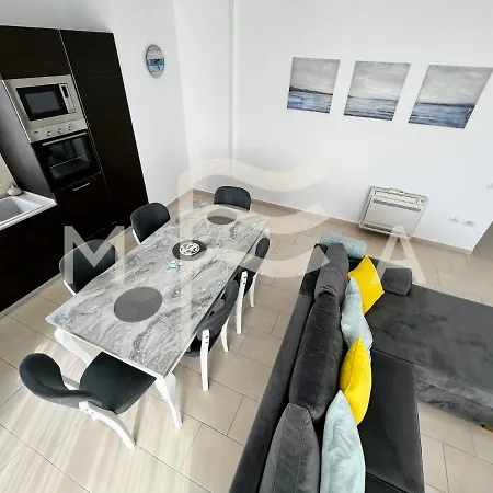 Apartment 2 Bedroom Apartment, 661 *